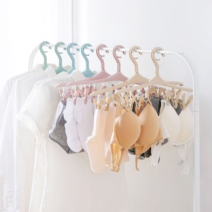 Cintre à linge avec pinces intégrées