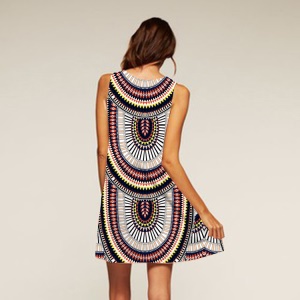 Robe courte sans manches et à col rond