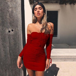 Robe courte à manches longues sans épaules