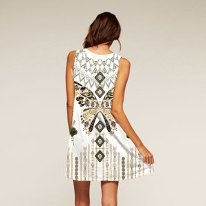 Robe décolletée à Col rond et motif vintage