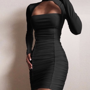 robe plissée manches longues col en anneau devanture ouverte sur poitrine