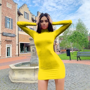 Robe courte moulante sexy avec manches longue et col roulé