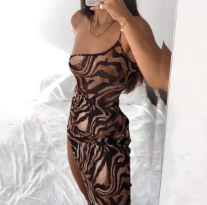 Robe fourche à bretells unique et at motif tigre