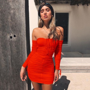 Robe courte à manches longues sans épaules