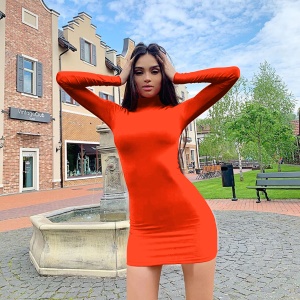 Robe courte moulante sexy avec manches longue et col roulé