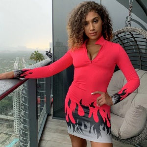 Robe courte à manches longues Col relevé ouverture à fermeture zip
