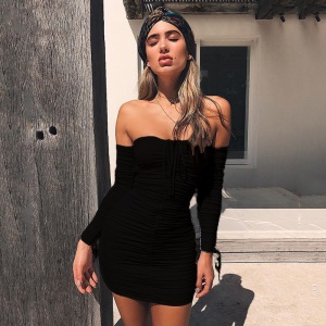 Robe courte à manches longues sans épaules