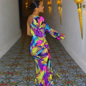 Robe à manche unique et avec fente
