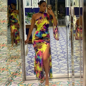 Robe à manche unique et avec fente