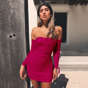 Robe courte à manches longues sans épaules