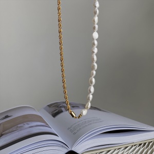 Collier de perle et alliage