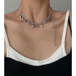Collier en mailles et variété de pendentifs