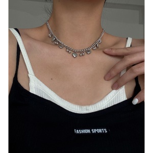 Collier en mailles et variété de pendentifs
