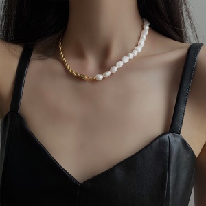 Collier de perle et alliage