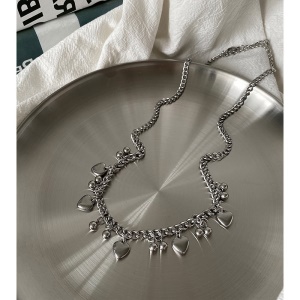 Collier en mailles et variété de pendentifs