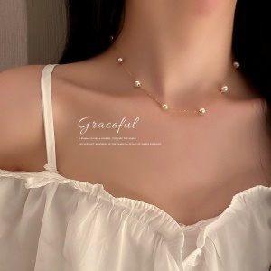 Chaine ornée de perles