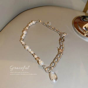 Collier et chaine de perles