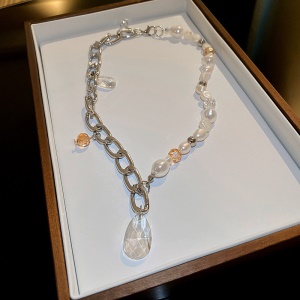Collier et chaine de perles