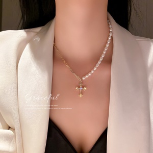 Collier et bracelet de perles pendentif crucifix