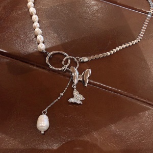 Collier de perles et chaine