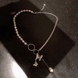 Collier de perles et chaine