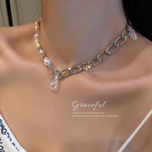 Collier et chaine de perles