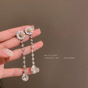 Ensemble de Boucles d'oreille et épingle à cheveux et collier