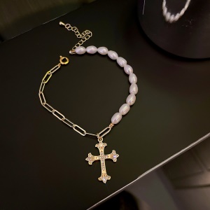 Collier et bracelet de perles pendentif crucifix
