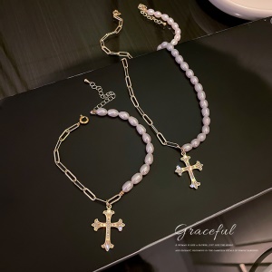 Collier et bracelet de perles pendentif crucifix