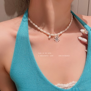 Ensemble de Boucles d'oreille et épingle à cheveux et collier