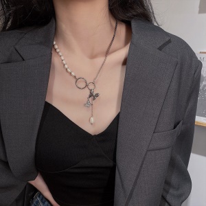 Collier de perles et chaine