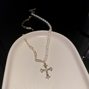 Collier et bracelet de perles pendentif crucifix