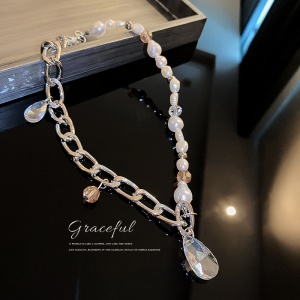 Collier et chaine de perles