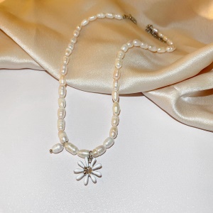 Ensemble de Boucles d'oreille et épingle à cheveux et collier