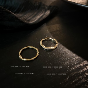 Bague ondulé sertie et design bambou