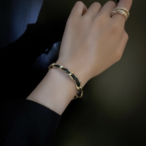 Bracelet en cuir et maille acier