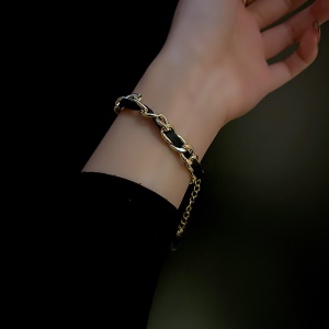 Bracelet en cuir et maille acier