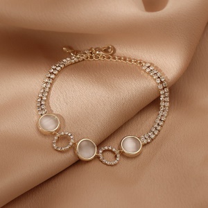 Bracelet a double alignement incrustré de cristaux