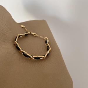 Bracelet en cuir et maille acier