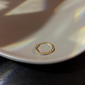 Bague ondulé sertie et design bambou