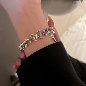 Bracelet croix avec papillon
