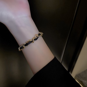 Bracelet en cuir et maille acier