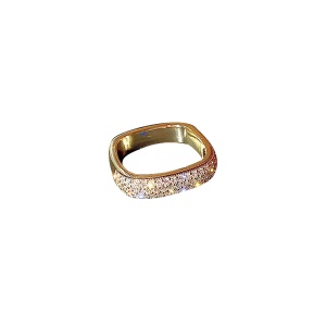 Bague carrée sertie de cristaux