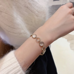 Bracelet a double alignement incrustré de cristaux