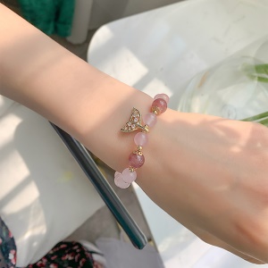 Bracelet de perles et pendentif doré