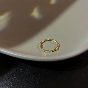 Bague ondulé sertie et design bambou