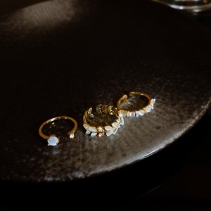 anneau ouvert orné de perles