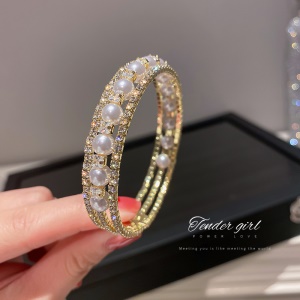 Bracelet sorti de perles et diamants