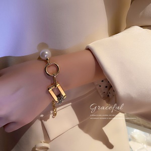 Bracelet chic à raccord forme géométrique
