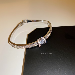 Bracelet à boucle incrusté de cristal